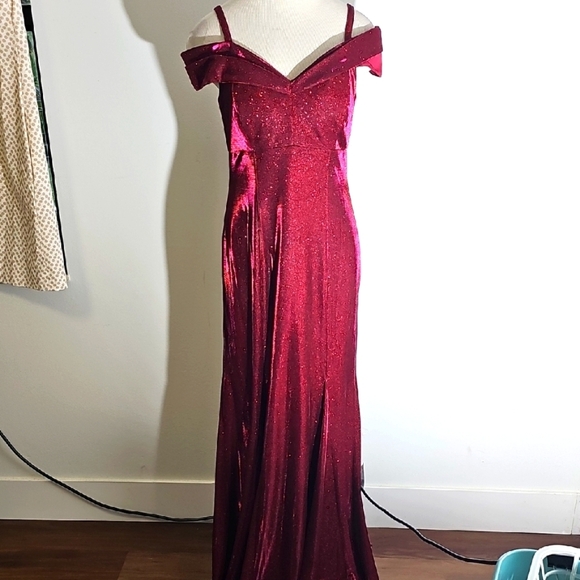 Elegant Off-Shoulder Red Sparkle Gown By R&M RICHARDS. Size 6. Excelent. - Picture 1 of 12